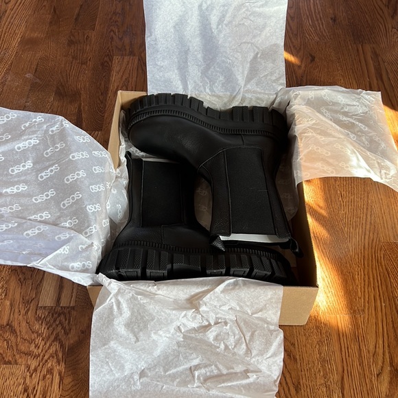 SOLD - ASOS DESIGN Addison premium chunky leather chelsea boots in black - Picture 4 of 8